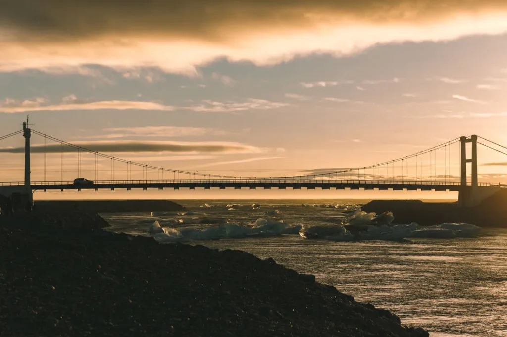 Brúa brú yfir Jökulsárlón - námslán skilmálar